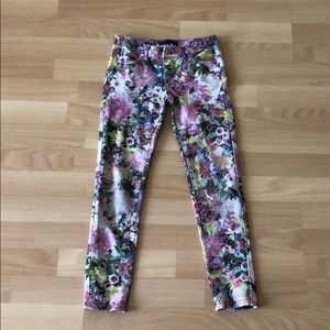 {Levi’s}- Size 8- Floral The Knit Jean